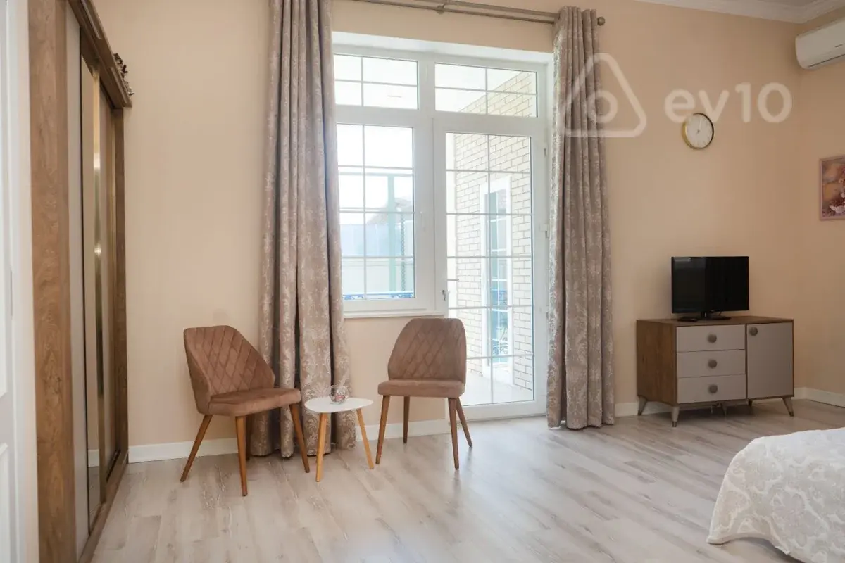 Satılır 5 otaqlı həyət evi 300 m²