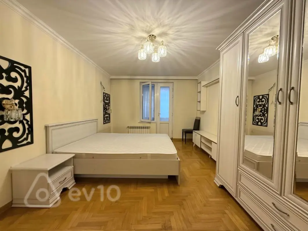 Kirayə verilir 4 otaqlı köhnə tikili 180 m²