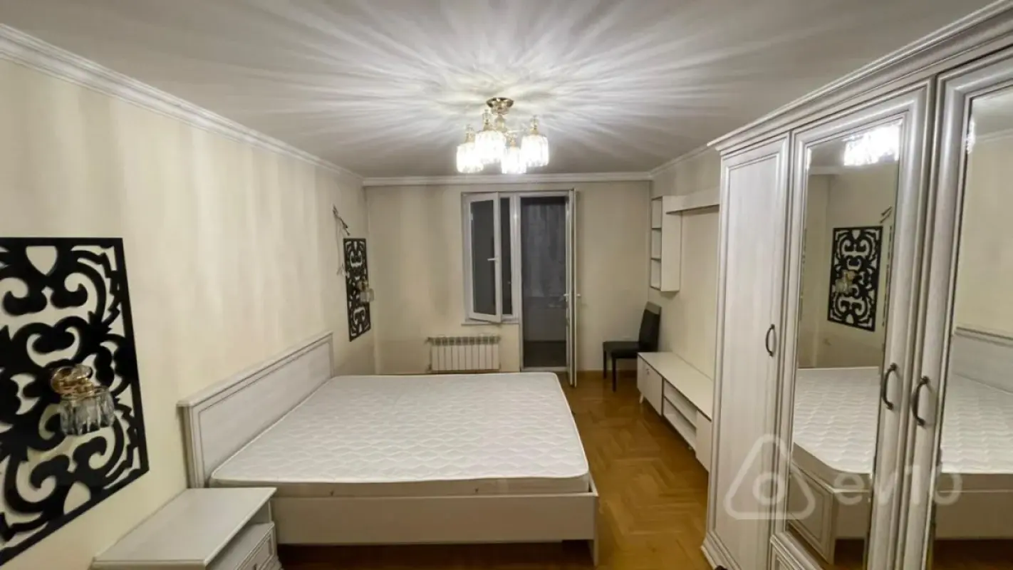 Kirayə verilir 5 otaqlı köhnə tikili 170 m²