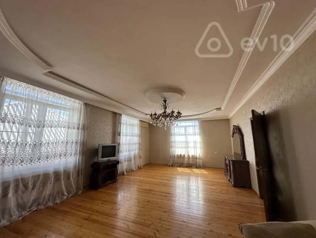 Satılır 8 otaqlı həyət evi 500 m²