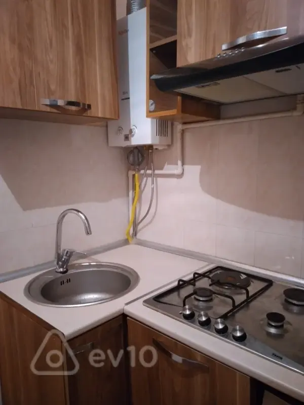 Kirayə verilir 2 otaqlı köhnə tikili 80 m²