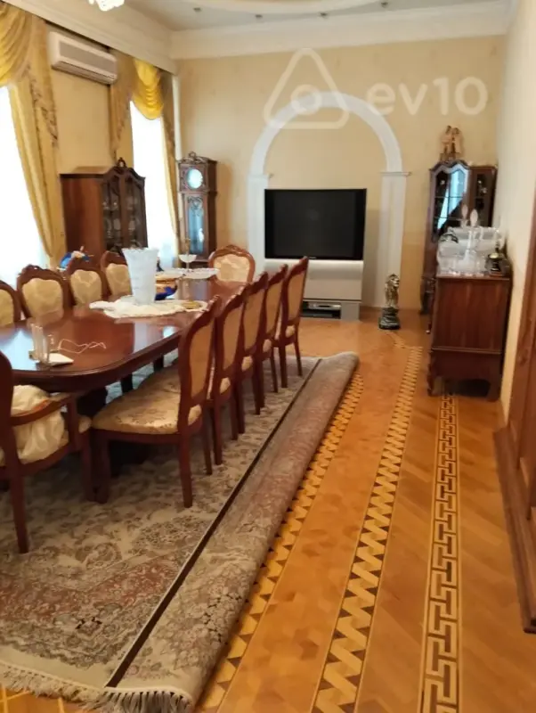 Satılır 7 otaqlı köhnə tikili 320 m²