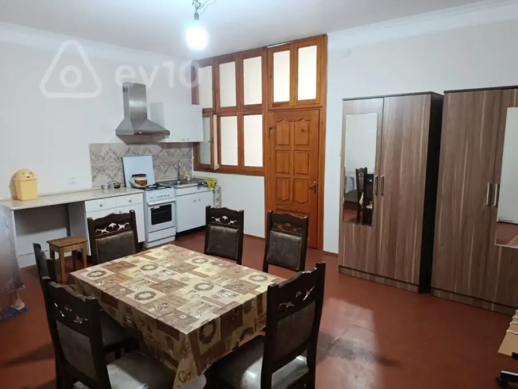 Kirayə verilir 2 otaqlı köhnə tikili 60 m²
