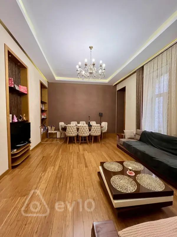 Satılır 3 otaqlı köhnə tikili 130 m²