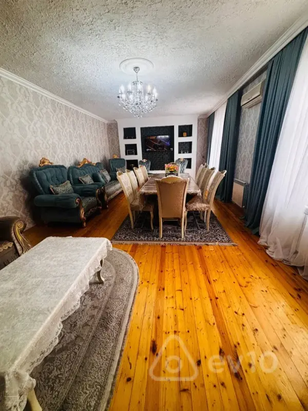 Satılır 8 otaqlı həyət evi 250 m²
