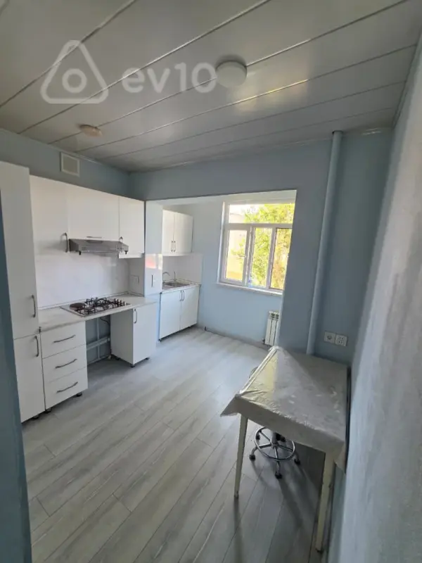Kirayə verilir 2 otaqlı köhnə tikili 55 m²