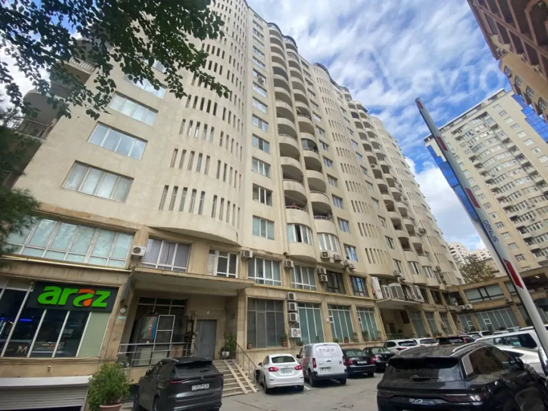 Satılır 4 otaqlı yeni tikili 220 m²