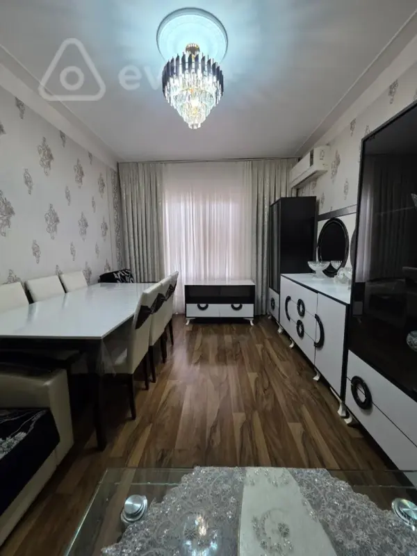 Satılır 4 otaqlı köhnə tikili 110 m²