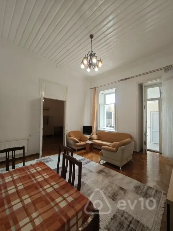 Kirayə verilir 2 otaqlı köhnə tikili 90 m²