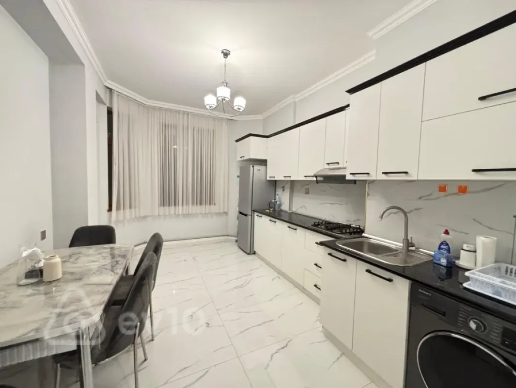 Kirayə verilir 2 otaqlı köhnə tikili 102 m²