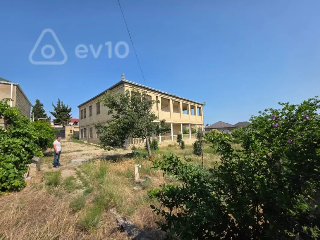 Satılır 15 otaqlı həyət evi 800 m²