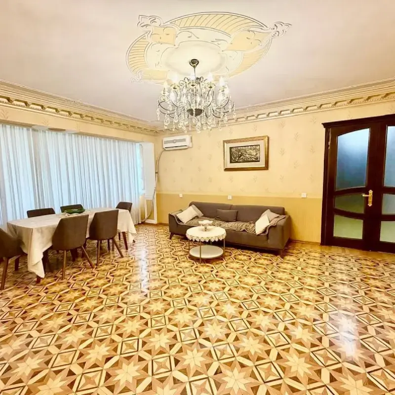 Satılır 4 otaqlı köhnə tikili 120 m²