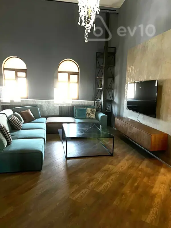 Kirayə verilir 4 otaqlı köhnə tikili 235 m²