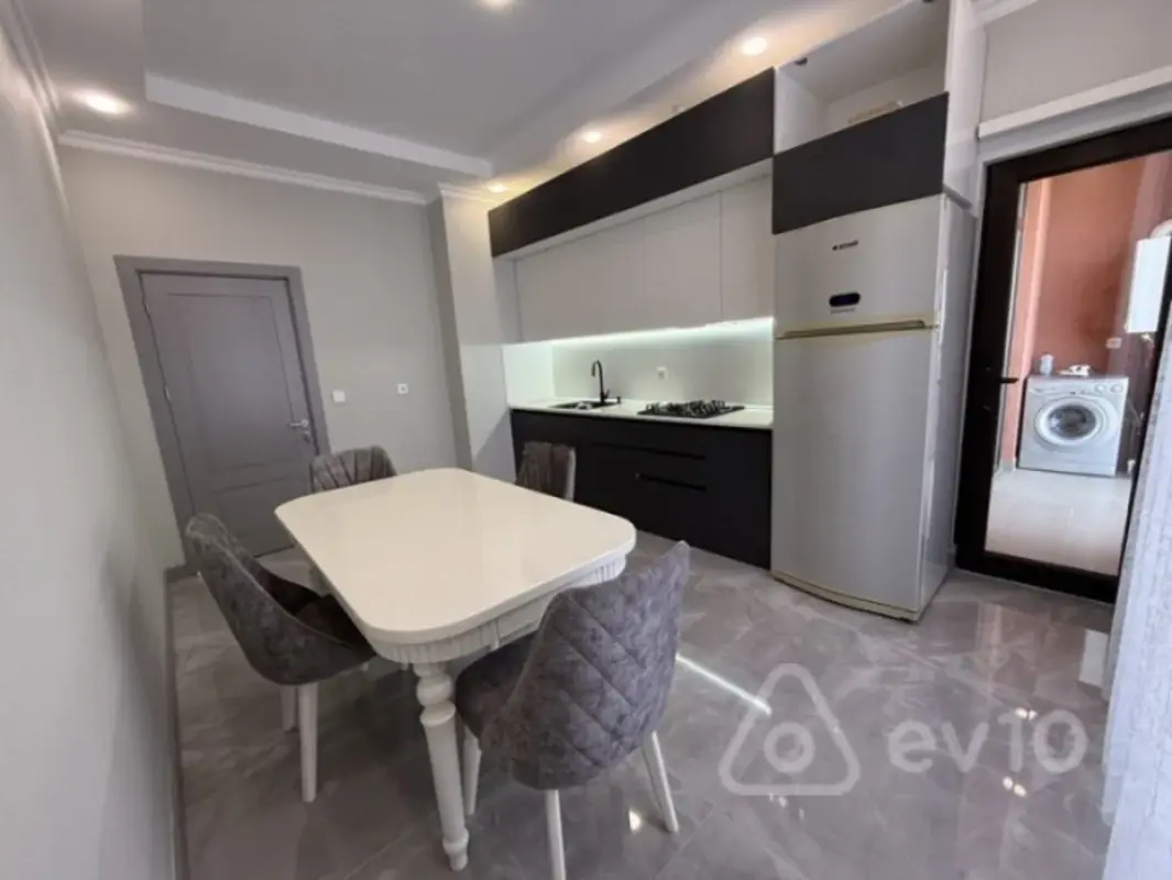 Kirayə verilir 2 otaqlı yeni tikili 70 m²