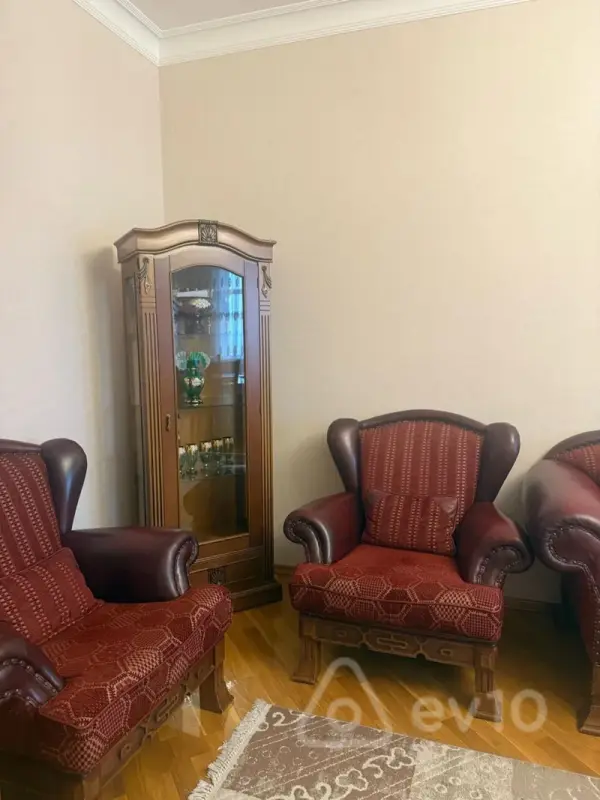 Kirayə verilir 2 otaqlı köhnə tikili 110 m²