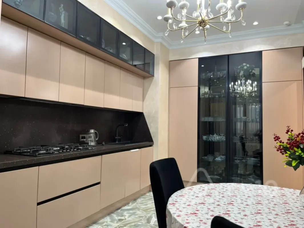 Kirayə verilir 3 otaqlı yeni tikili 180 m²