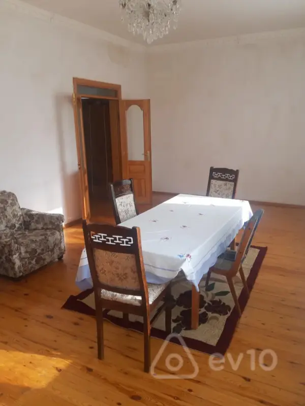 Kirayə verilir 3 otaqlı köhnə tikili 160 m²