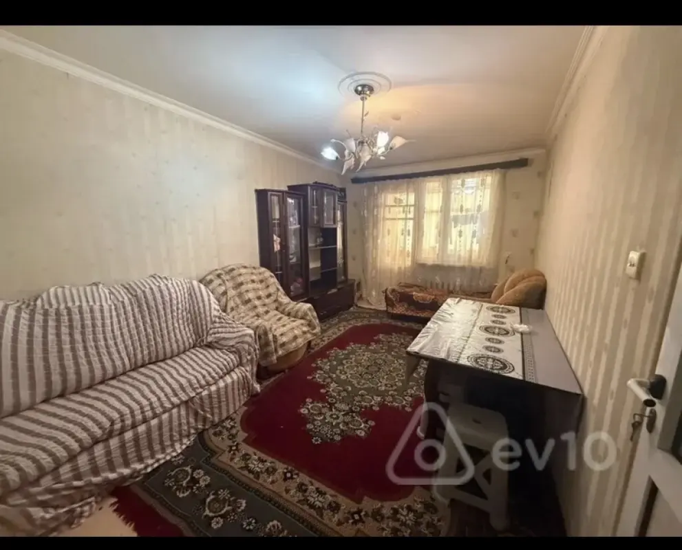 Kirayə verilir 2 otaqlı köhnə tikili 180 m²