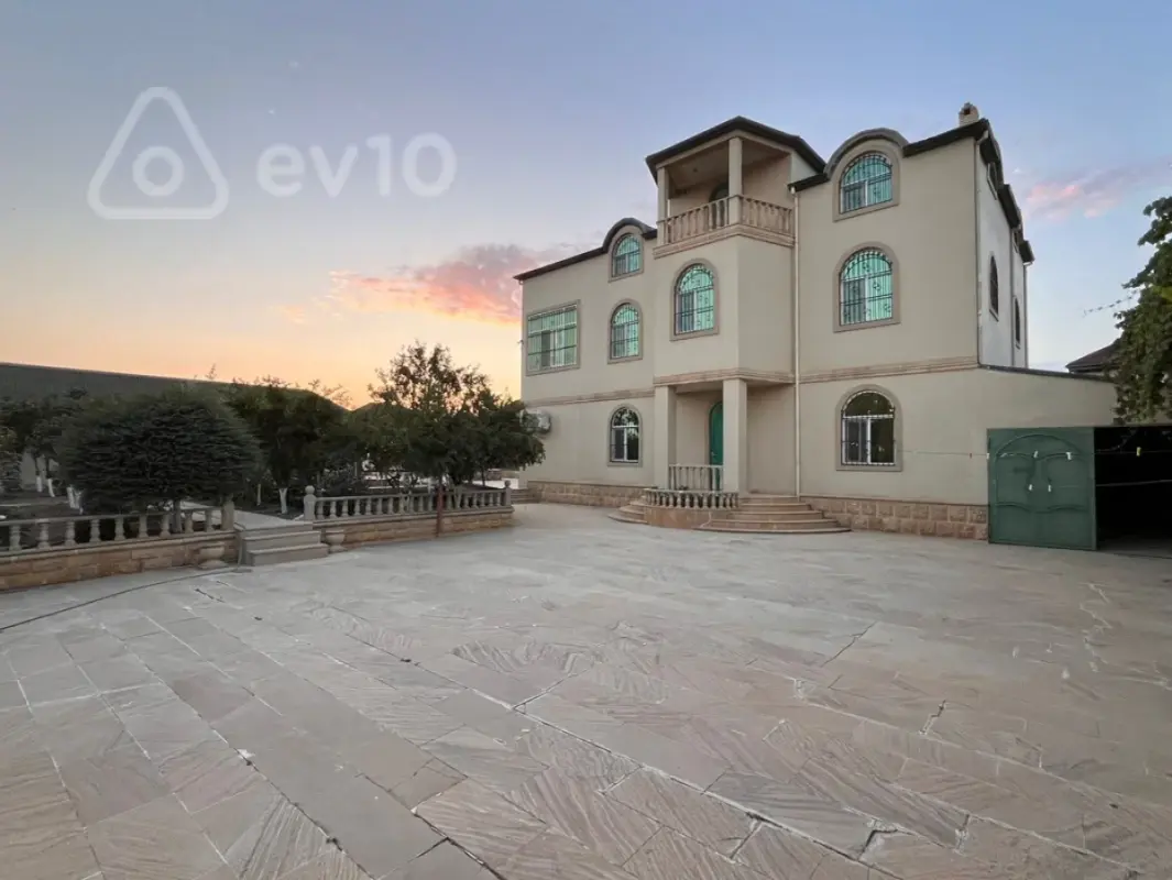 Satılır 8 otaqlı həyət evi 450 m²