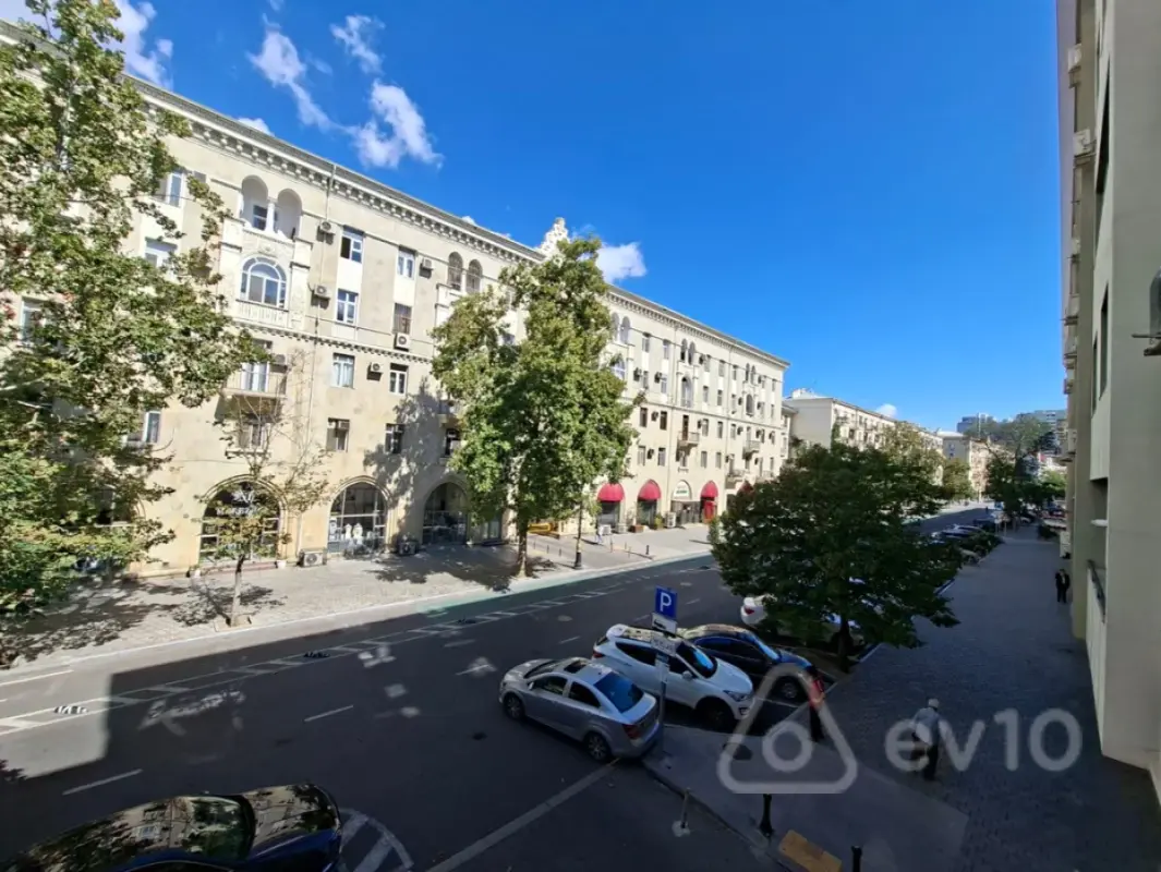 Satılır 4 otaqlı köhnə tikili 120 m²