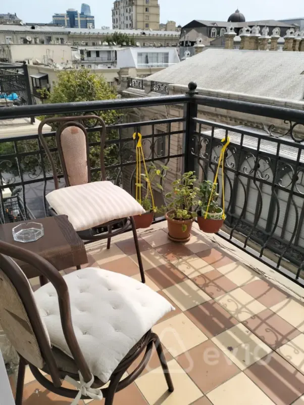 Kirayə verilir 2 otaqlı köhnə tikili 82 m²