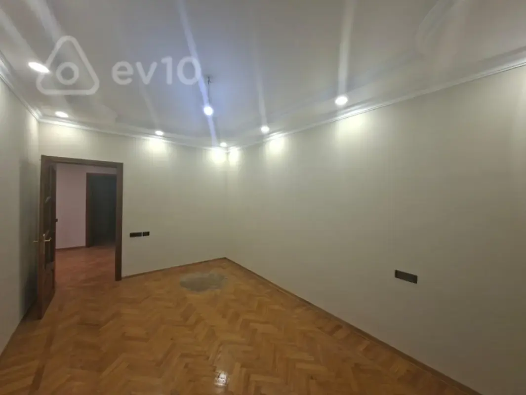 Satılır 3 otaqlı köhnə tikili 100 m²