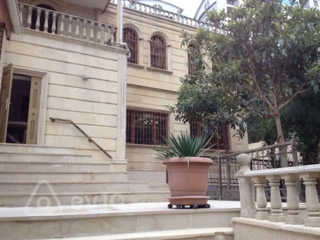Satılır 7 otaqlı həyət evi 370 m²