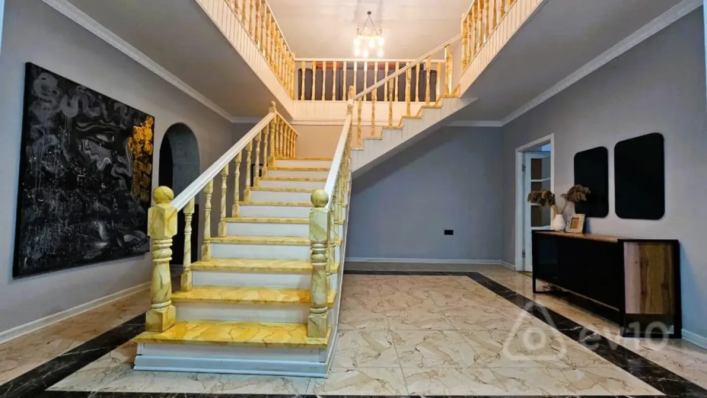 Kirayə verilir 9 otaqlı həyət evi 400 m²