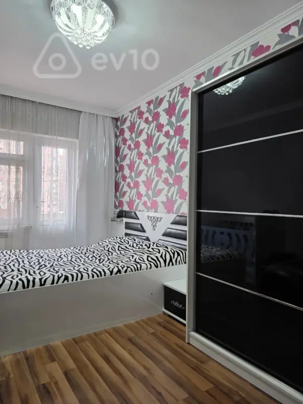 Satılır 4 otaqlı köhnə tikili 111 m²