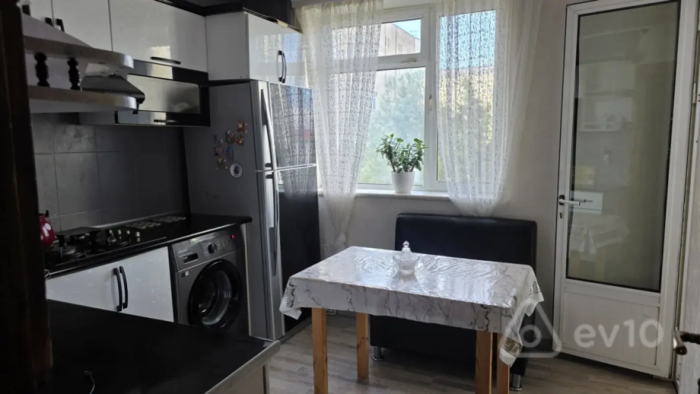 Kirayə verilir 5 otaqlı köhnə tikili 90 m²