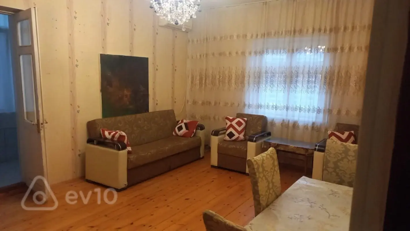 Kirayə verilir 2 otaqlı köhnə tikili 70 m²