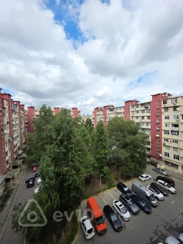 Satılır 4 otaqlı köhnə tikili 110 m²
