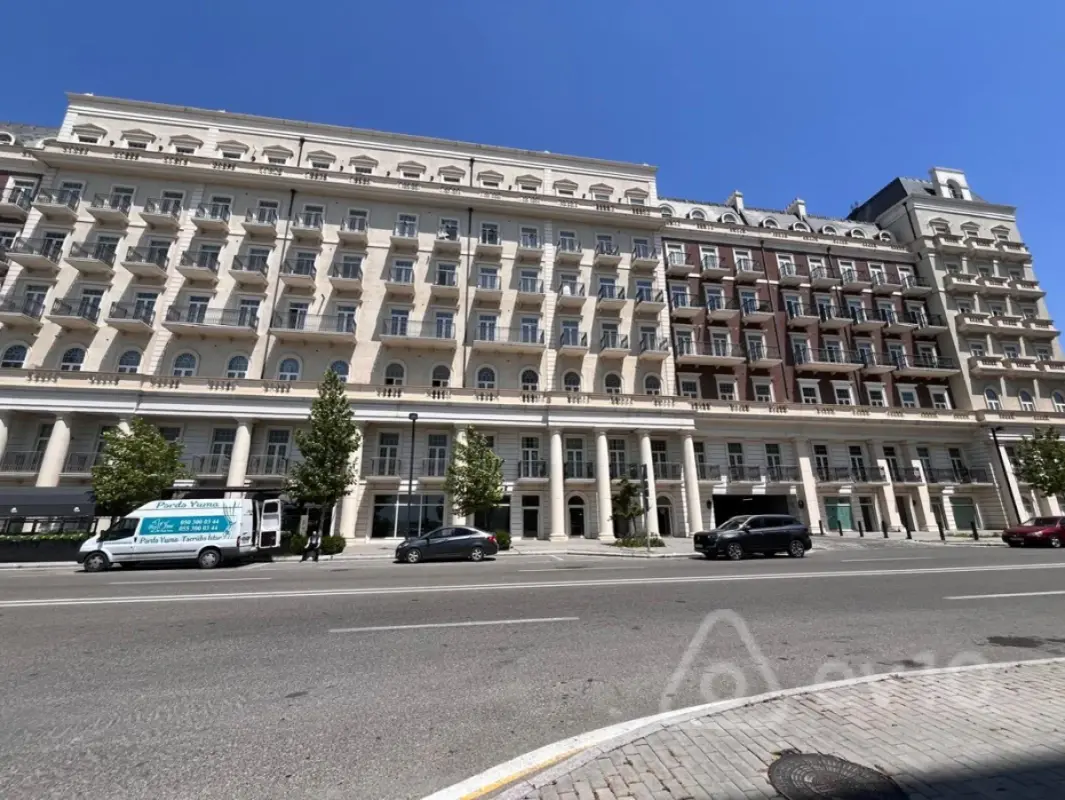Satılır 4 otaqlı yeni tikili 137.5 m²