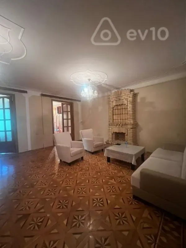 Kirayə verilir 4 otaqlı köhnə tikili 120 m²