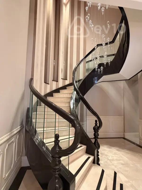 Kirayə verilir 6 otaqlı köhnə tikili 350 m²