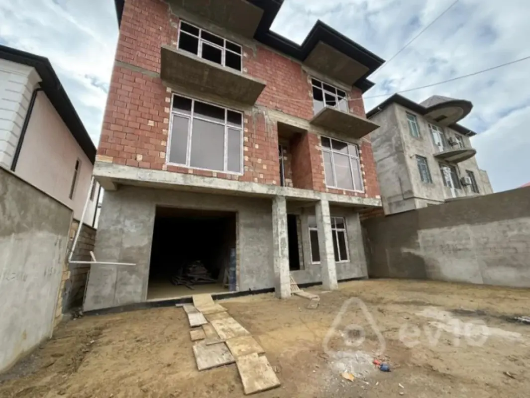 Satılır 6 otaqlı həyət evi 450 m²