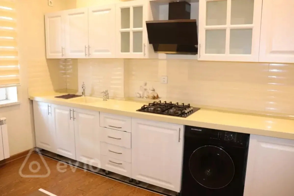 Kirayə verilir 3 otaqlı yeni tikili 150 m²