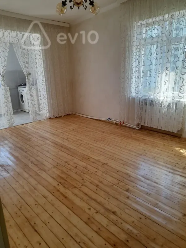 Kirayə verilir 2 otaqlı köhnə tikili 55 m²