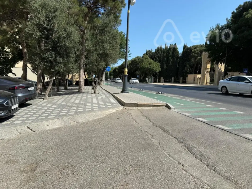 Satılır 4 otaqlı köhnə tikili 110 m²
