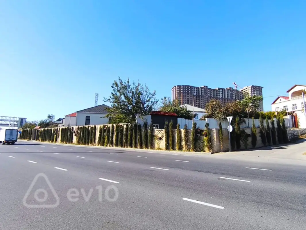 Satılır 10 otaqlı həyət evi 450 m²