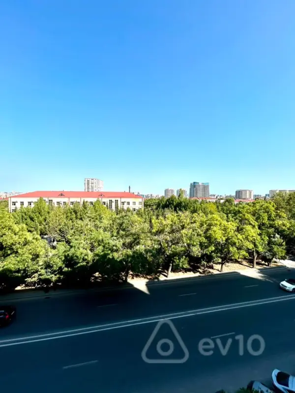 Satılır 4 otaqlı köhnə tikili 135 m²