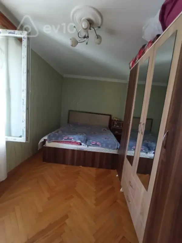 Kirayə verilir 2 otaqlı köhnə tikili 55 m²