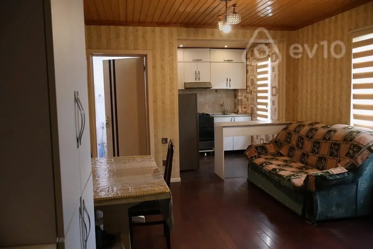 Kirayə verilir 2 otaqlı köhnə tikili 100 m²