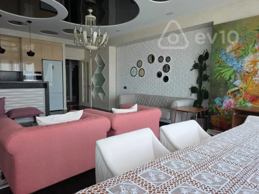 Kirayə verilir 3 otaqlı yeni tikili 137 m²