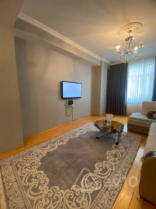 Kirayə verilir 2 otaqlı köhnə tikili 87 m²