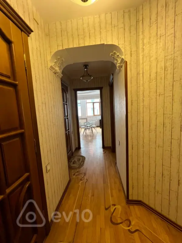 Kirayə verilir 4 otaqlı köhnə tikili 140 m²
