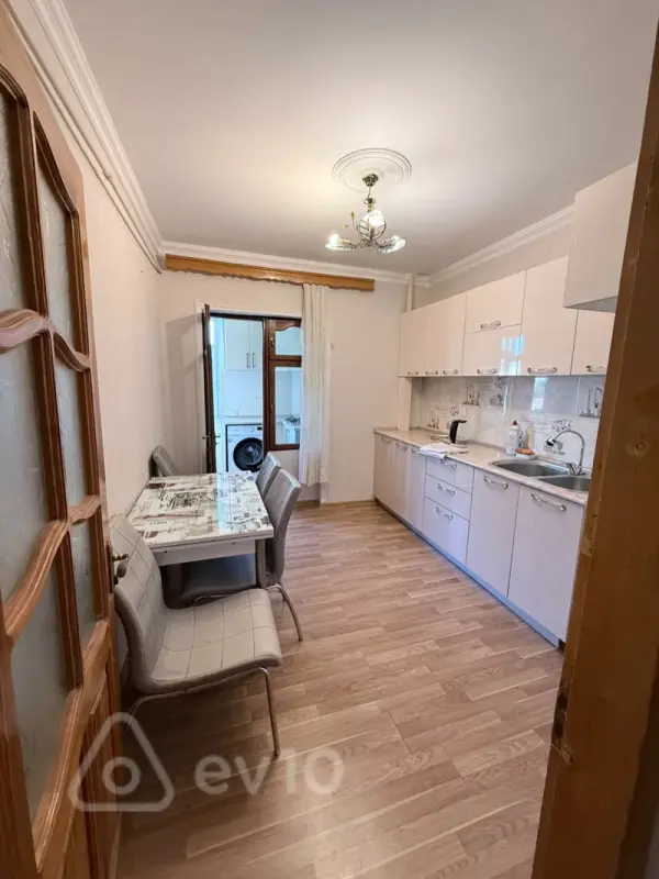 Kirayə verilir 3 otaqlı köhnə tikili 800 m²