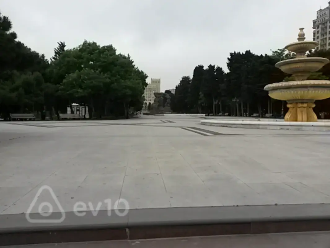 Satılır 6 otaqlı köhnə tikili 220 m²