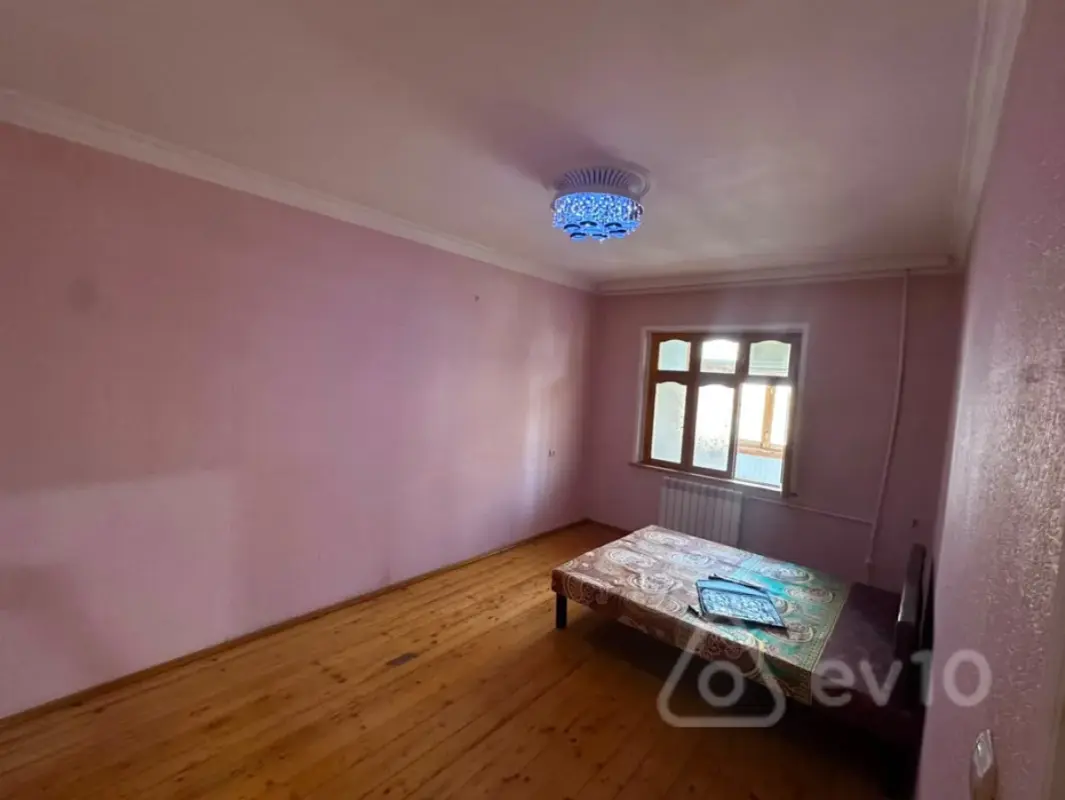 Kirayə verilir 4 otaqlı köhnə tikili 120 m²