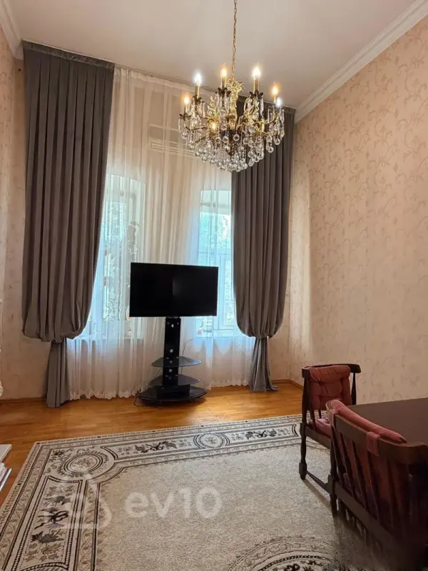 Satılır 4 otaqlı köhnə tikili 130 m²